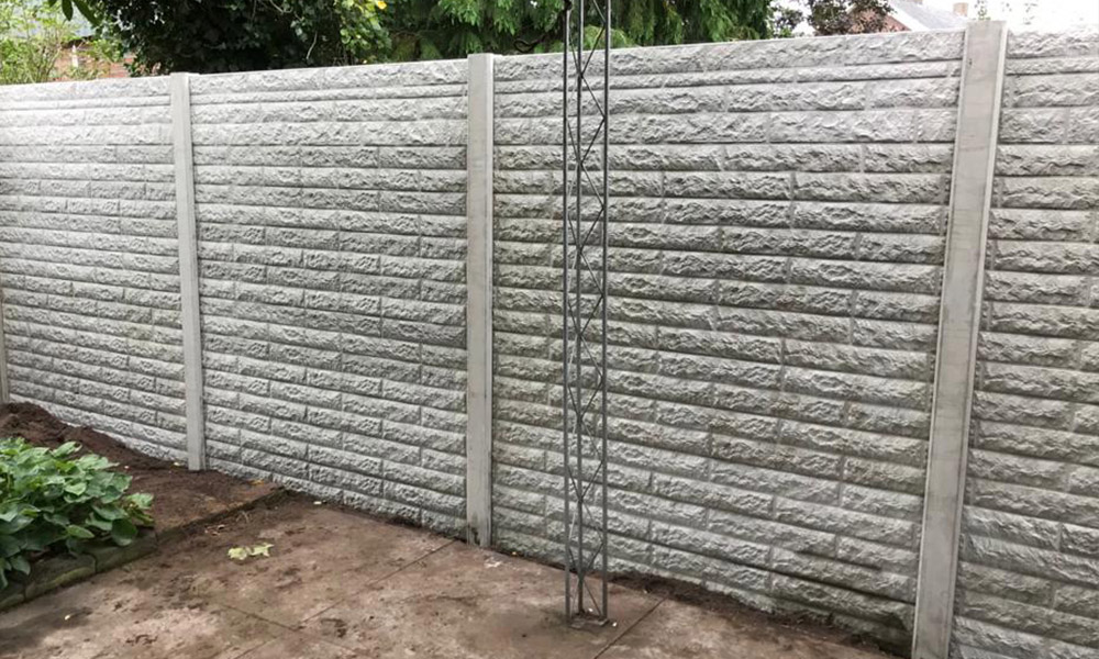 Perfect Kanon Toegangsprijs Betonpalen schutting plaatsen : Hoe doe je dat? - Blog | Tuinafscheiding.nl