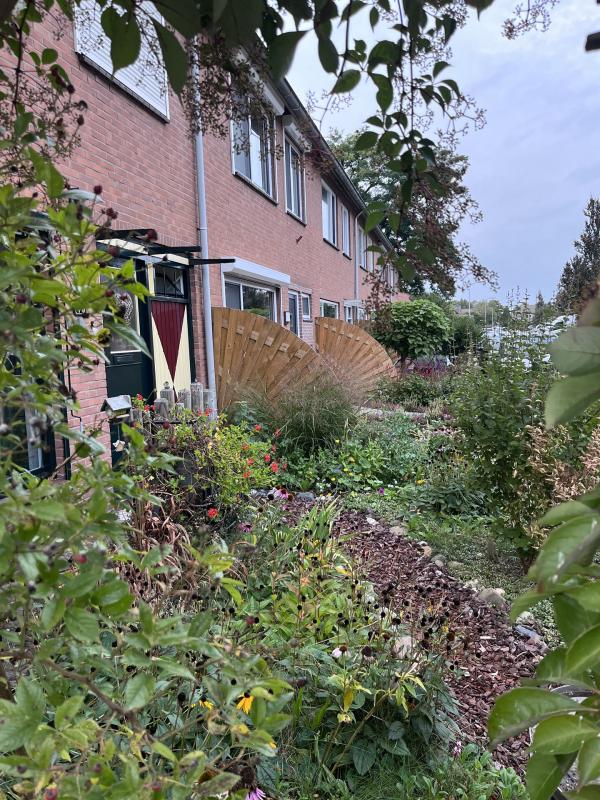 "Samen met twee andere buren weer mooie nieuwe tuinschermen geplaatst 🤩mooi gezicht, alle drie huizen hetzelfde tuinscherm."