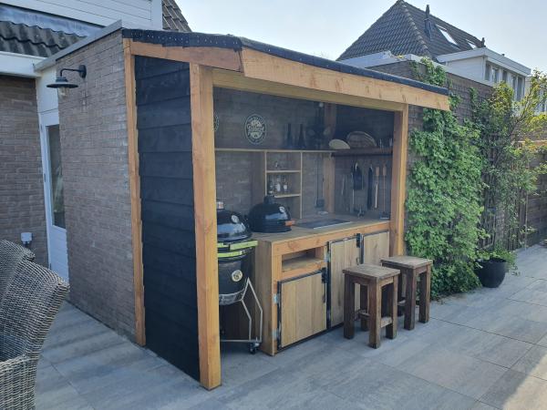 Met het hout van vandentop tuinhout heb ik mijn buitenkeuken voor een mooie prijs kunnen realiseren.
Elke dag dat ik hem gebruik ben ik weer blij!