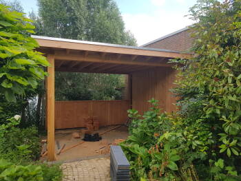 Door een fraai vormgegeven terrasoverkapping van Vandentop is onze tuin helemaal af!