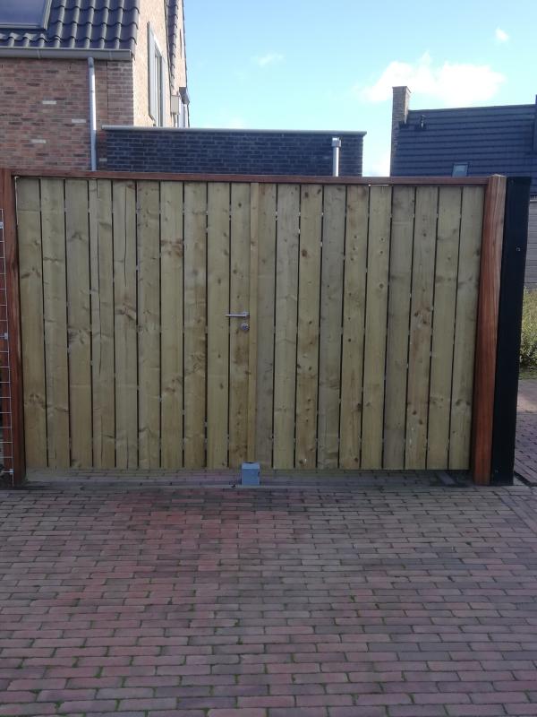 "Er was nog ruimte in de oprit en deze is nu erg mooi opgevuld met deze houten poortdeur. Prima geplaatst en helemaal naar wens."