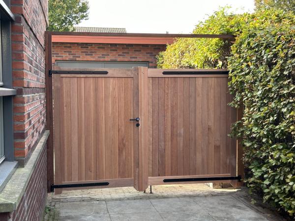 "Mooie strakke solide poort sluit mooi mijn oprit af van de tuin!"