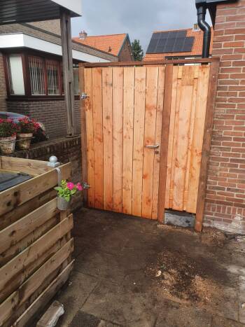 Hardhouten paal angelim vermelho voor tuinpoort kozijn.