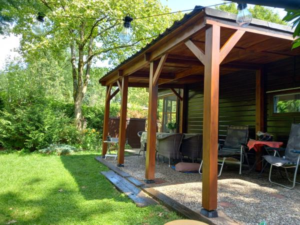 Dankzij het kwalitatief goede hout, is de overkapping helemaal naar ons zin en kunnen we nu buiten zitten als het regent.